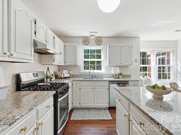 5th image of 717 Fredricksburg Rd