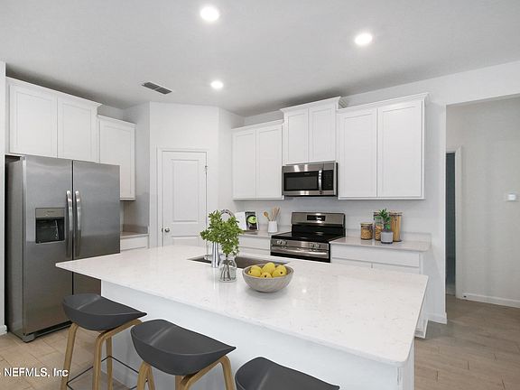 4th image of 28 Pentwater Rd