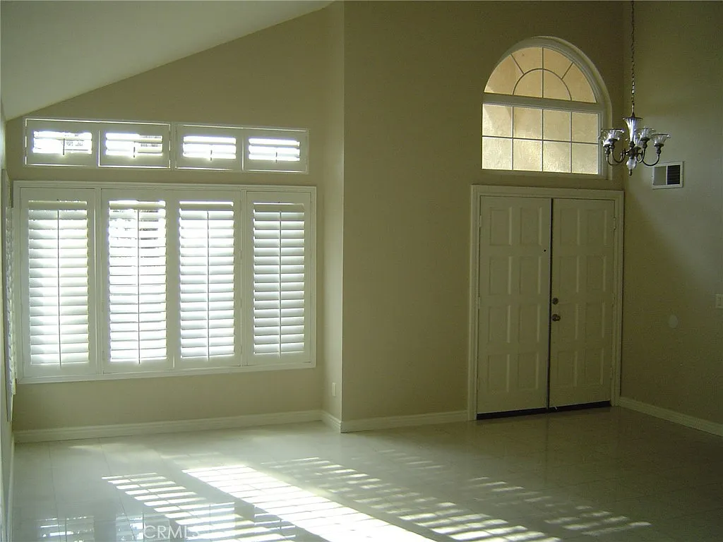 4 bed, 2323 sqft, $4,000 — Photo 2