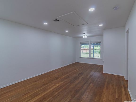 4th image of 267 BRETTONWOOD DR