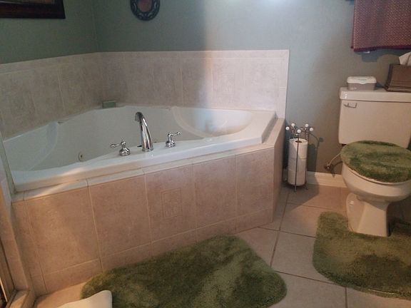 5th image of 140 SW Amesbury Ct