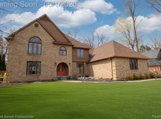1345 Kings Pointe Rd, Grand Blanc, MI 48439