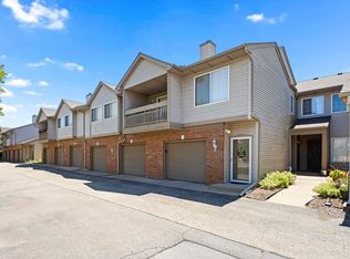 4555 N Thornhill Dr #206, Peoria, IL 61615