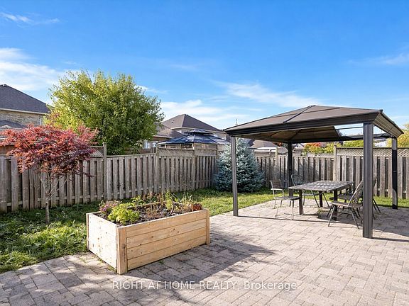3rd image of 169 Dooley Cres W