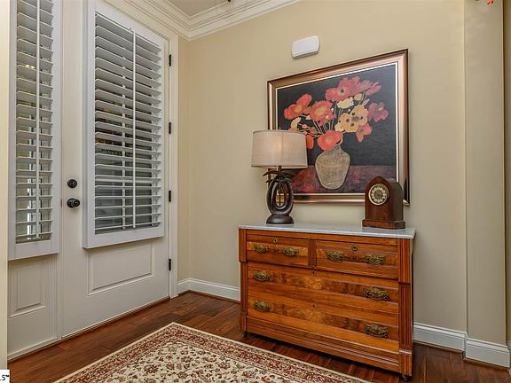 2nd image of 2 Belle Oaks Dr