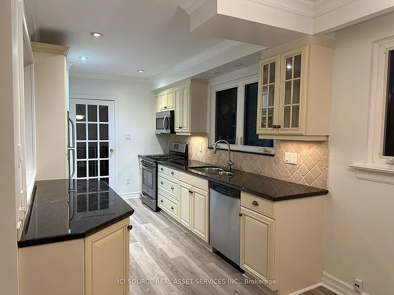 570 Wingrove Cres — Photo 7