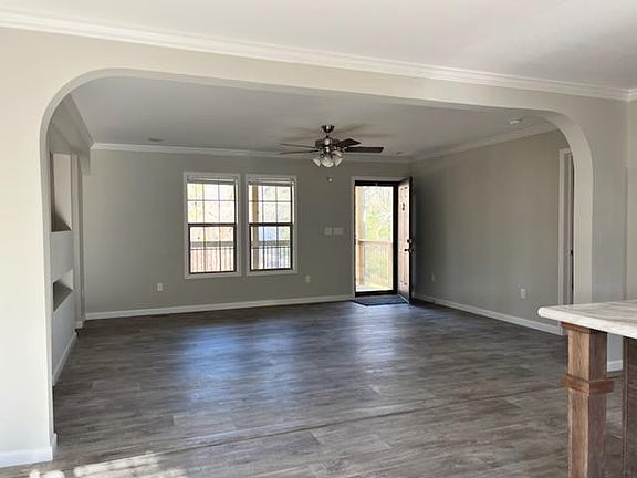 18' 7" x 12' living room