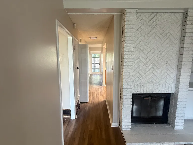 2800 E Hickory Blf — Photo 3
