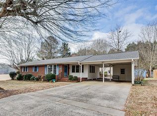 516 Hillcrest Dr, Randleman, NC 27317