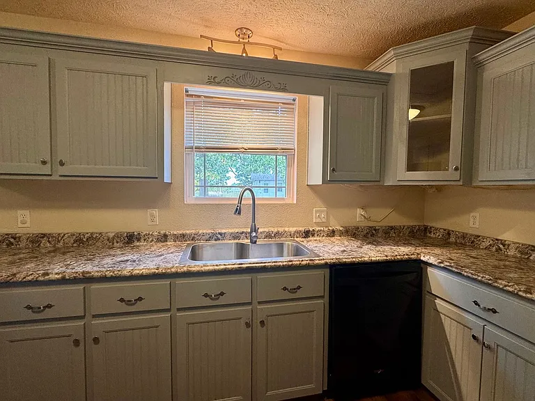 14209 Haywood Dr — Photo 8
