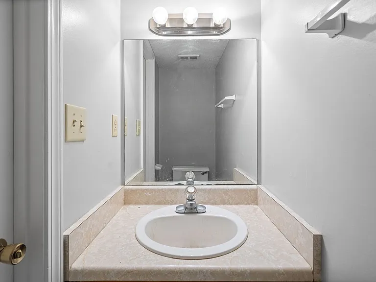 Kingsbury Dr - 923 — Photo 14