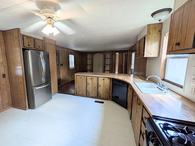 16240 San Pedro Ave — Photo 11