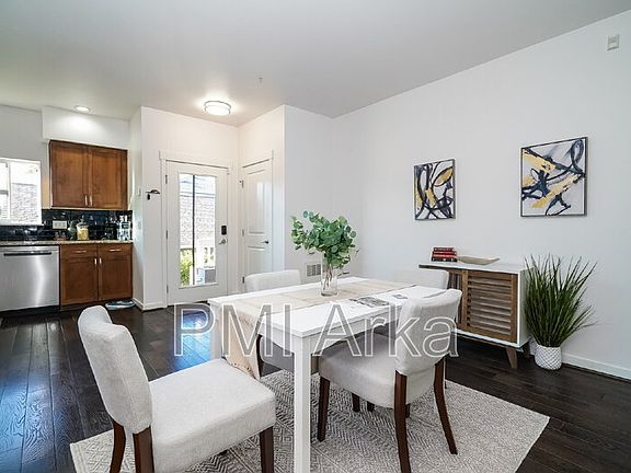 4th image of 2460 NE Park Dr