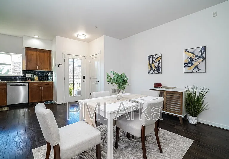 2460 NE Park Dr — Photo 4