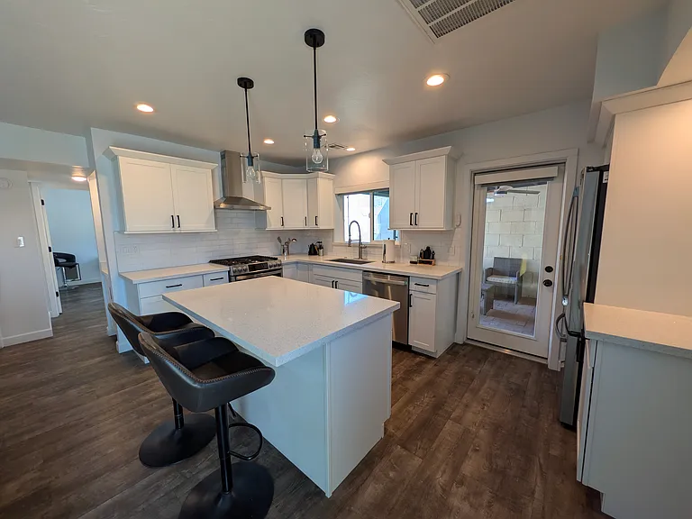 1022 W Mission Ln — Photo 6
