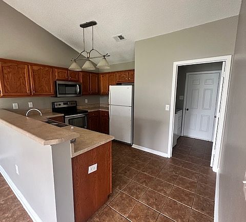 3rd image of 7787 Parkview Cir W