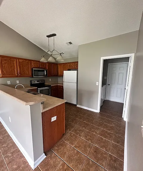 7787 Parkview Cir W — Photo 3
