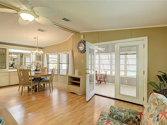 4th image of 1070 Manila Dr