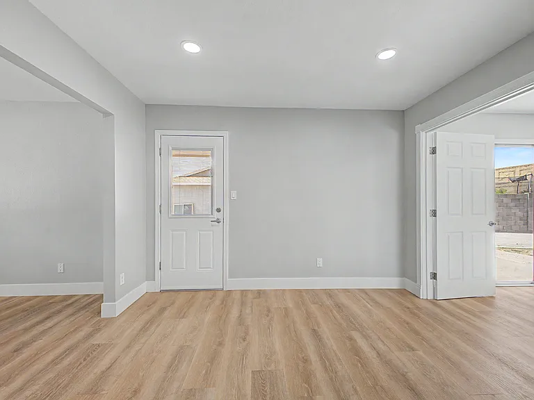 2340 E Isabella Ave — Photo 8