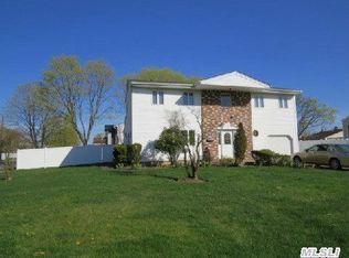 1 Autumn Ln, Amityville, NY 11701