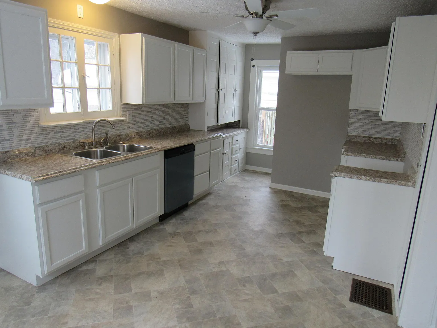 3 bed, 1066 sqft, $1,465 — Photo 1