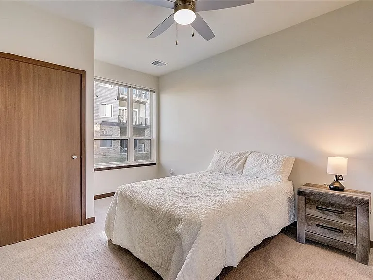 1120 N Windsor Ave — Photo 34