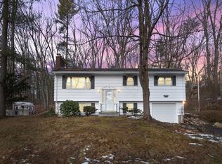 91 Pine Hill Rd, Chelmsford, MA 01824