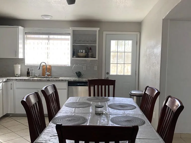 325 W Holladay Dr — Photo 4