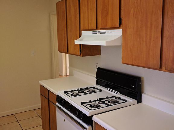 3rd image of 136 Leonard St