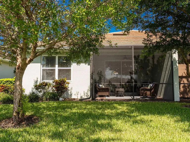 14888 Edgewater Cir — Photo 32
