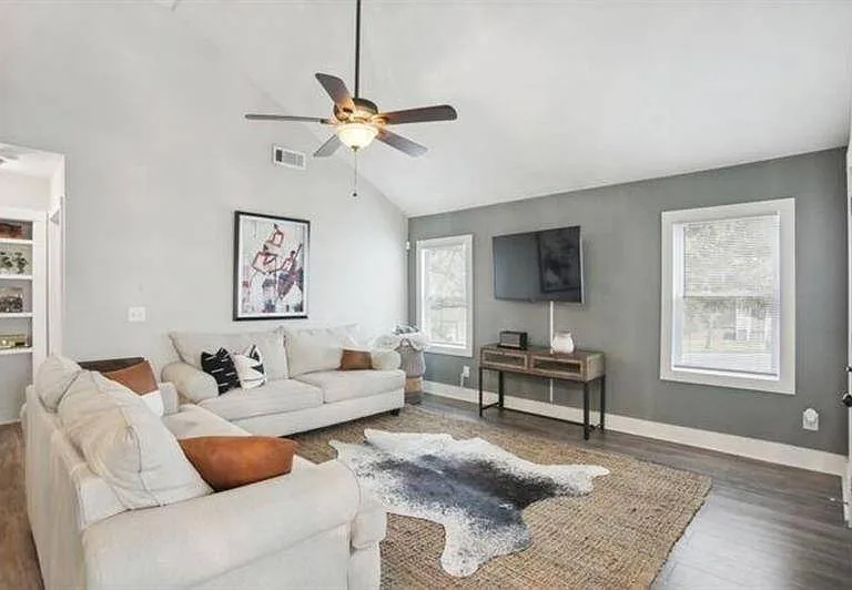 1384 Lanvale Dr SW — Photo 2