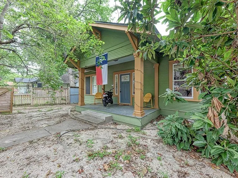 2834 Salado St — Photo 2