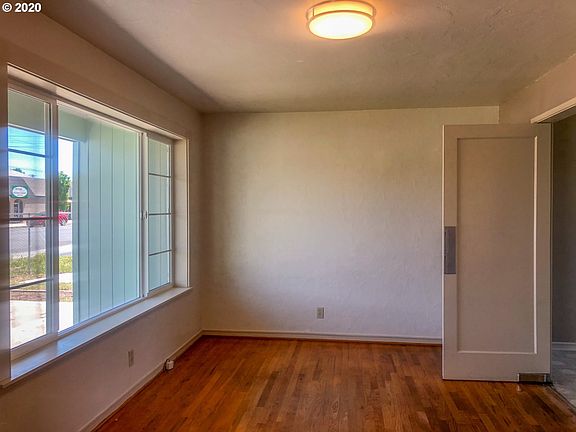 5th image of 399 NW Deer St