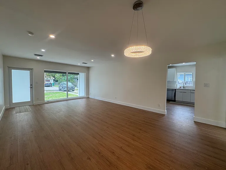 725 NE 160th Ter — Photo 11