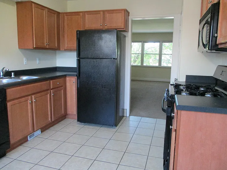 2506 Gladstone Cir #202 — Photo 4