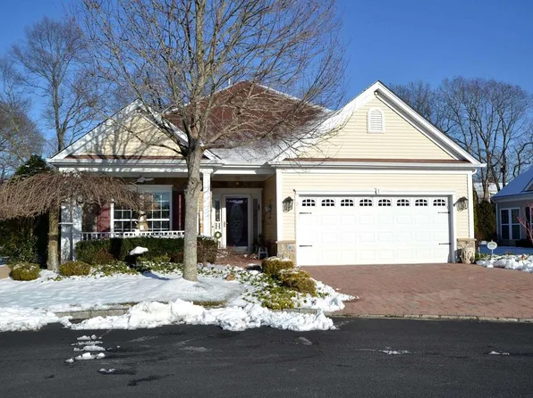 7 Perks Court #7, Mount Sinai, NY 11766