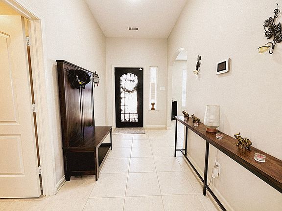 5th image of 610 Milas Ln