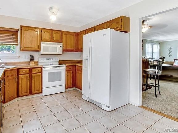 5th image of 18 Blueberry Ln