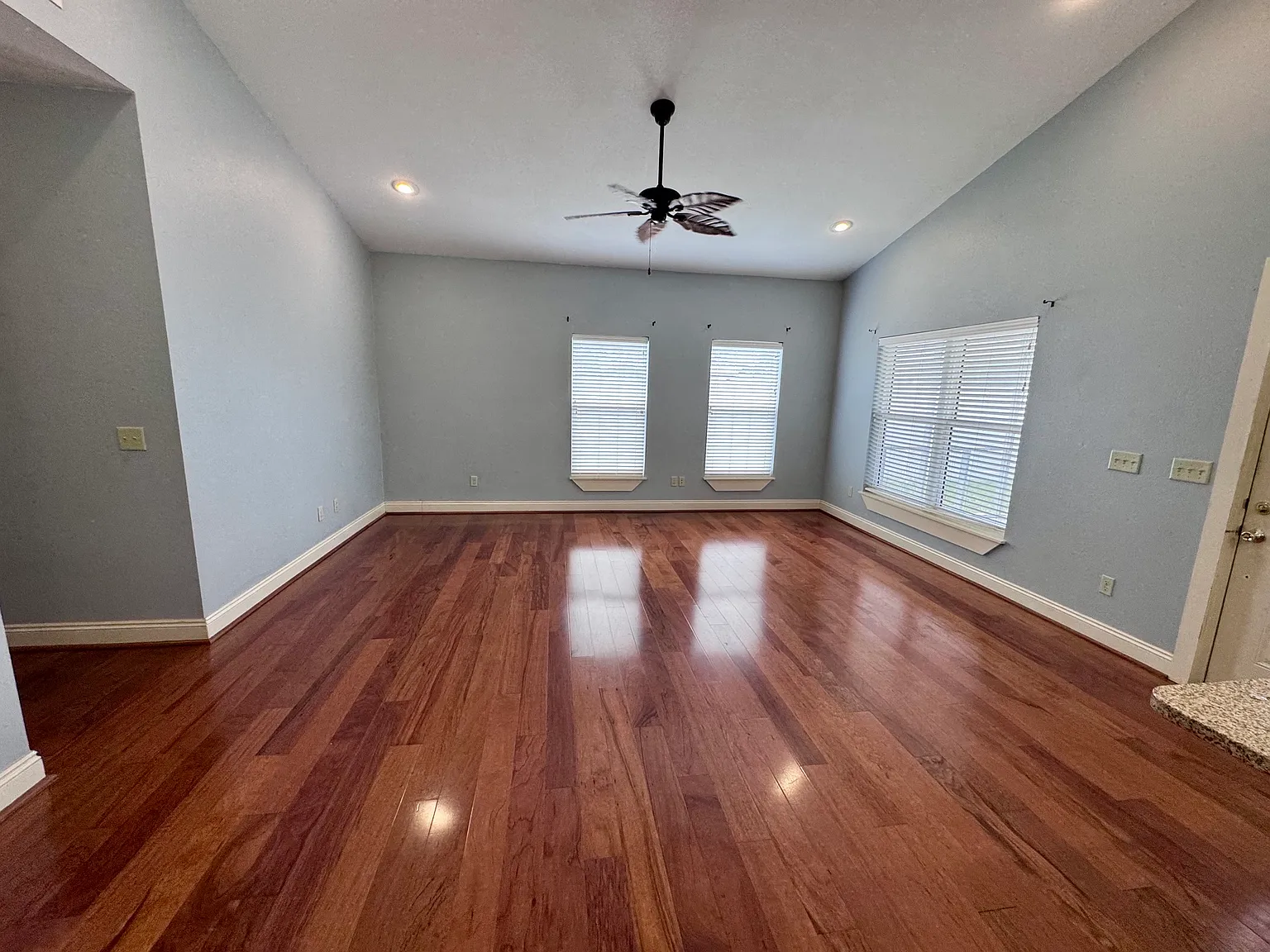3 bed, 1365 sqft, $3,000 — Photo 4