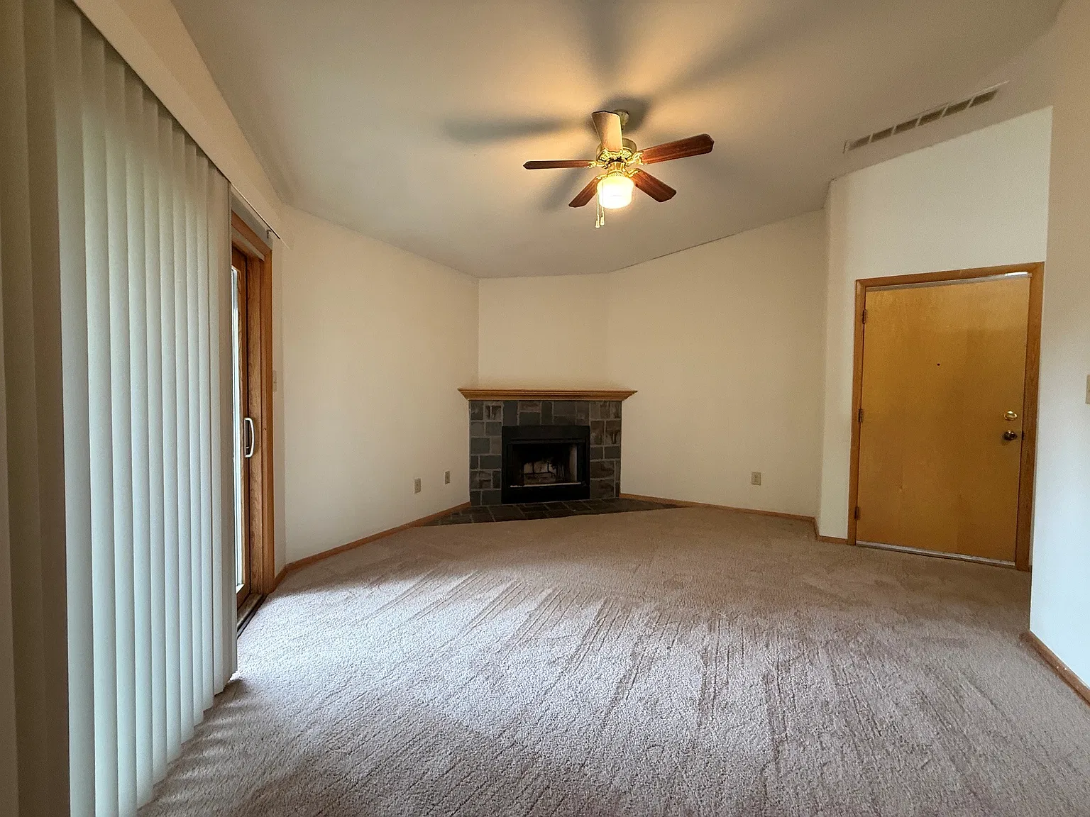 2 bed, 900 sqft, $1,350 — Photo 3