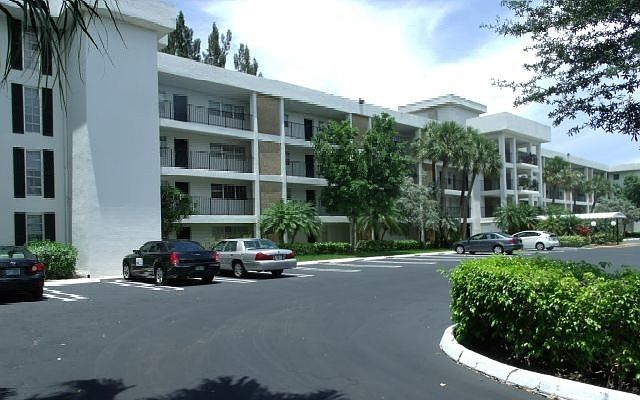 3051 S Palm Aire Dr APT 308