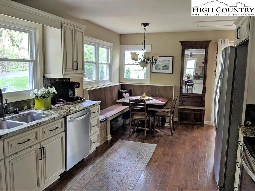2 bed, 902 sqft, $2,000 — Photo 3