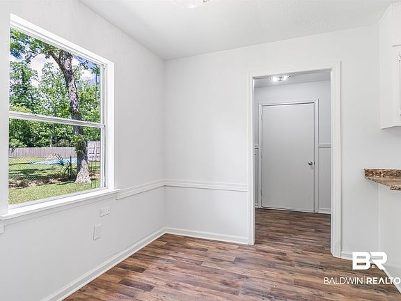 5th image of 400 W 6th Ave