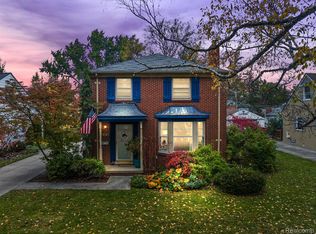 998 Hampton Rd, Grosse Pointe Woods, MI 48236