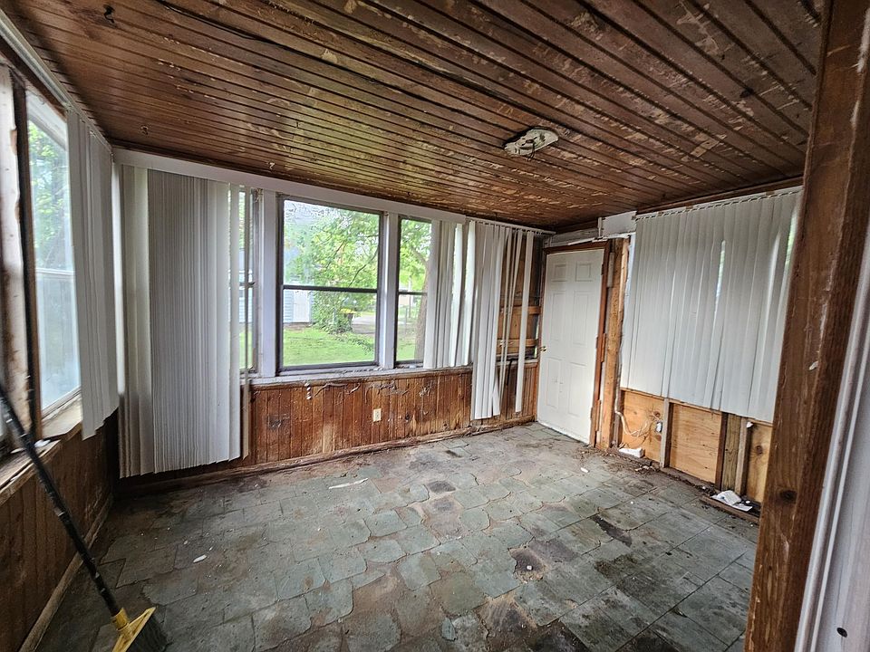 2nd image of 2924 Custer Ave