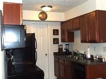 5th image of 220 Middletown Sq