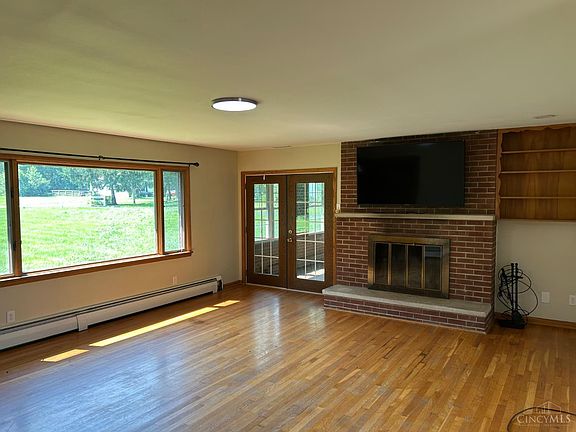 5th image of 821 E Center St
