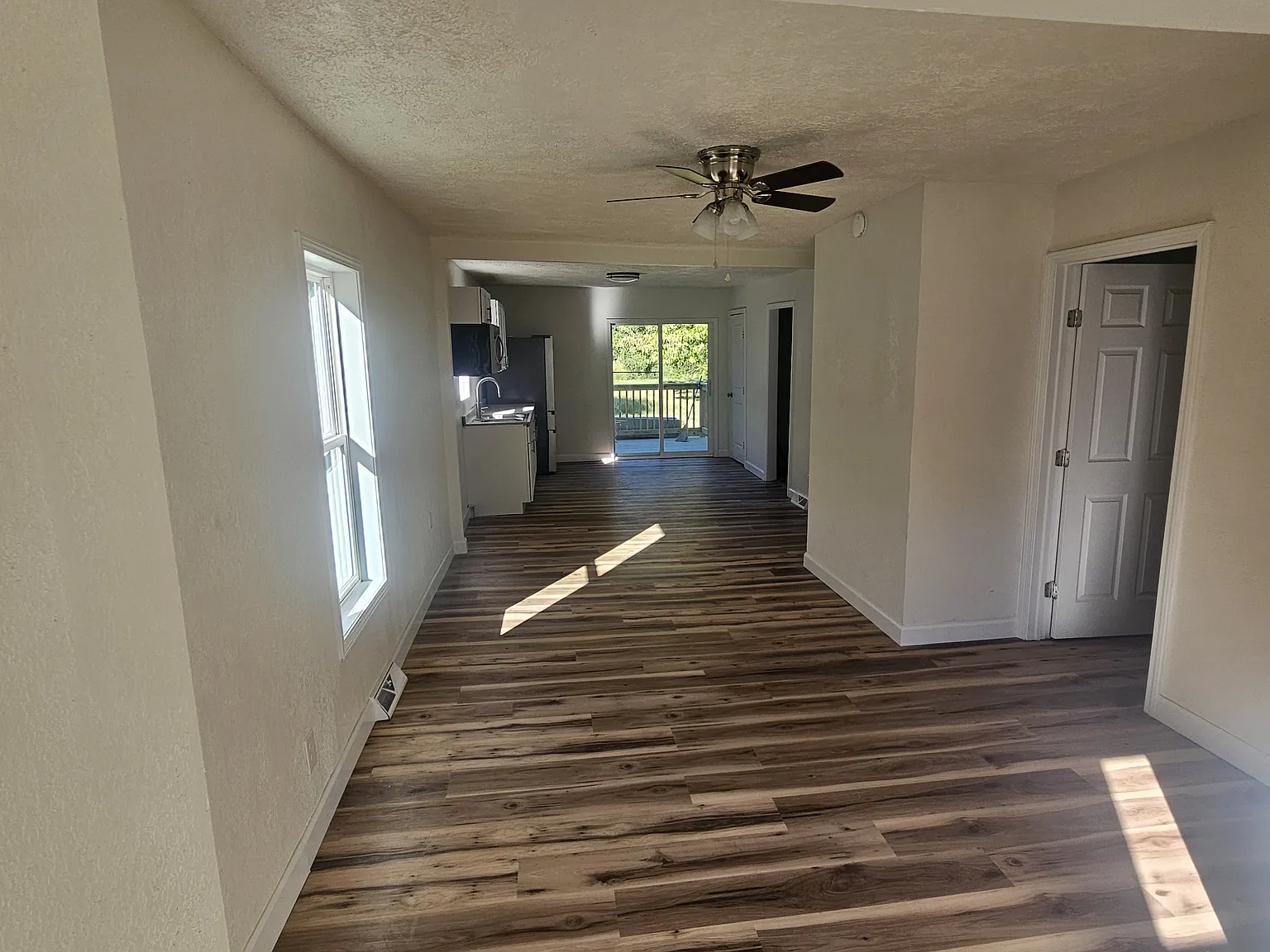 3 bed, 1080 sqft, $1,550 — Photo 2