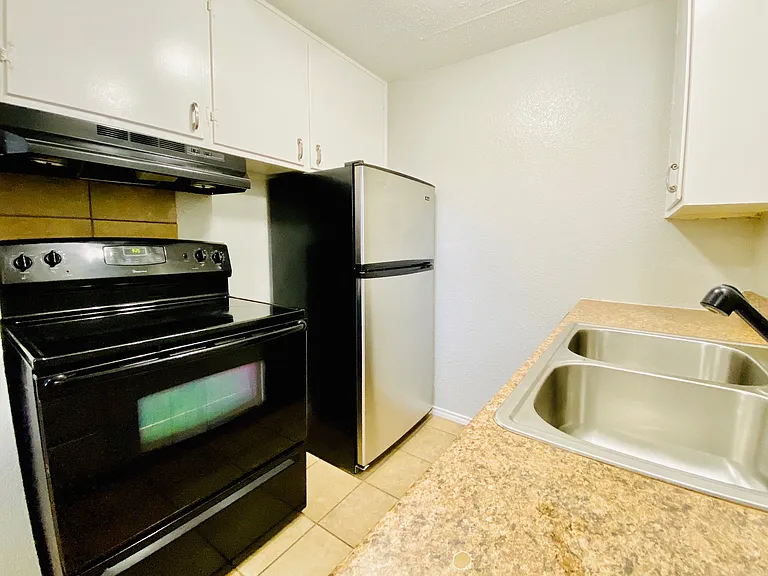410 E 6th St #5 — Photo 1