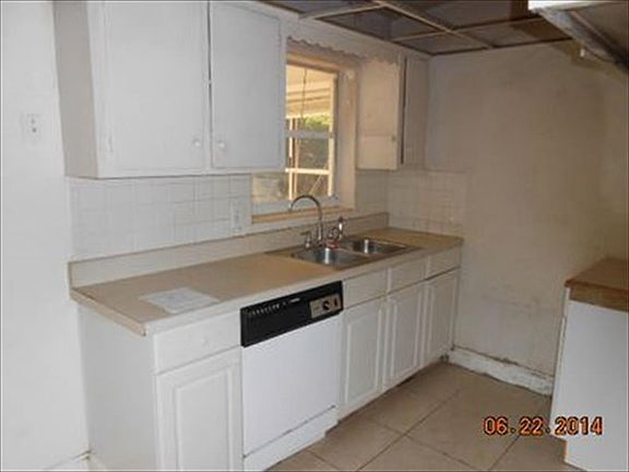 3rd image of 3346 N Seacrest Blvd